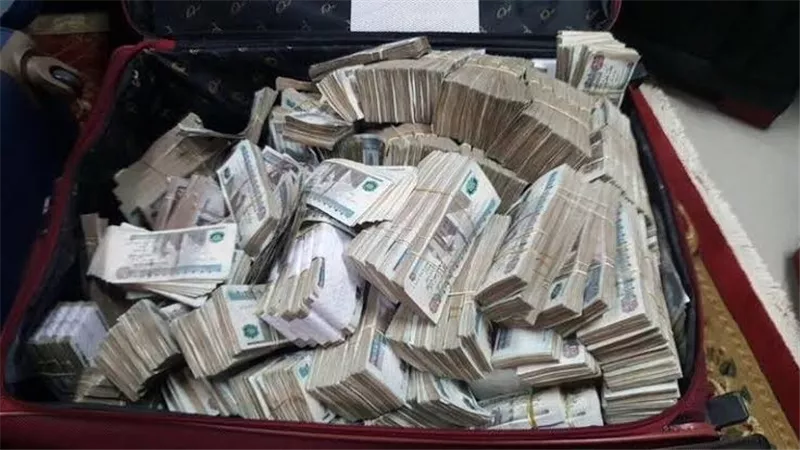  حقيبة العمر تعود لأصحابها.. القصة الكاملة للاستيلاء على 8 ملايين جنيه داخل أتوبيس بالقاهرة 