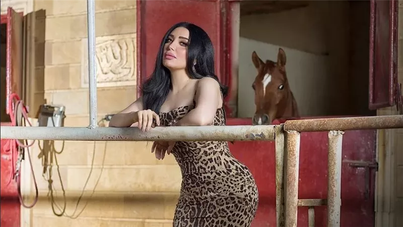 بالچينز.. عبير صبري تخطف الأنظار بهذه الإطلالة | شاهد 