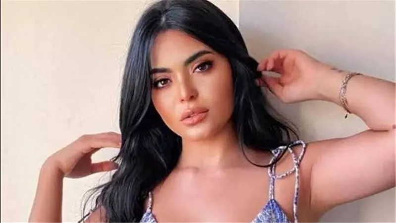 بالفضي.. أسماء جلال تلفت الأنظار بإطلالة جريئة | شاهد