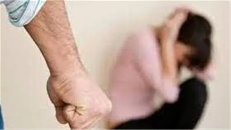  التفاصيل الكاملة لتعدي عامل بالضرب على ابنته وزوجته بعد سرقة ذهبهما 