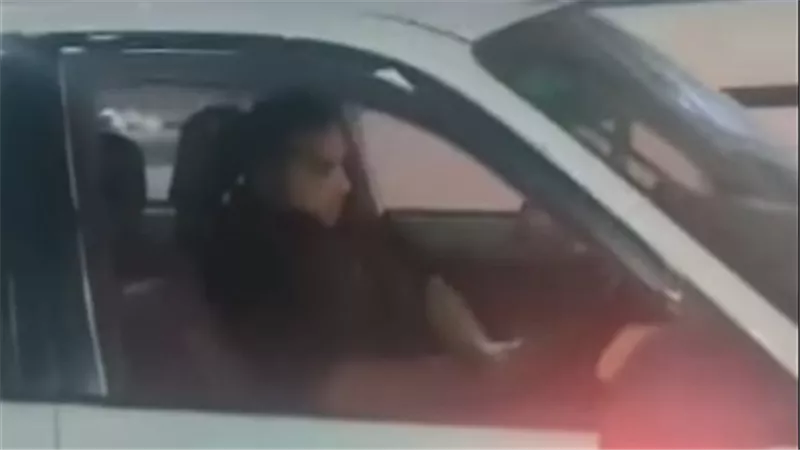 فيديو صادم.. سائق يرتكب فعلًا فاضحًا داخل سيارته أمام إحدى السيدات