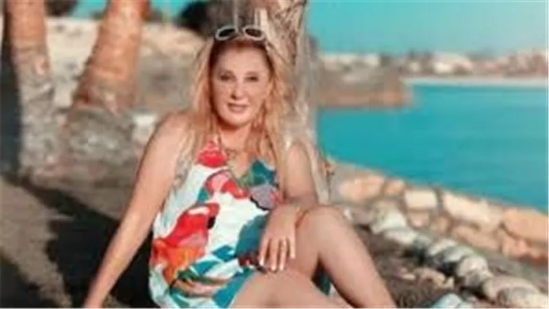 أسود فوق الركبة.. نادية الجندى تخطف الأنظار بإطلالة جريئة | شاهد