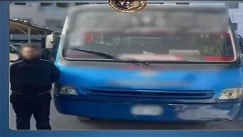 تفاصيل القبض على سائق نقل جماعي تحرش بسيدة وسرق حقيبتها بالقاهرة