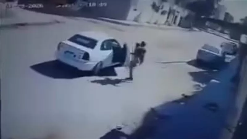 من أمام منزله.. فيديو صادم لخطف صغير بالعاشر من رمضان | شاهد