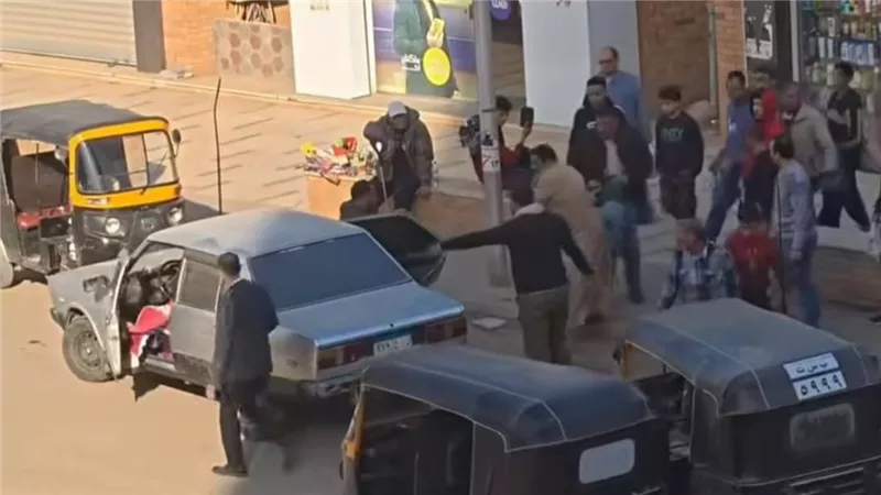  سحلوها في الشارع.. فيديو صادم لجر فتاة وإرغامها على استقلال سيارة بالمعادي | شاهد