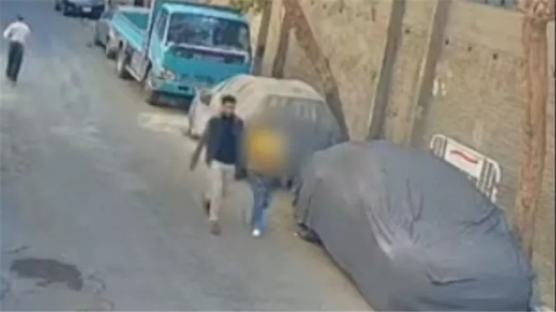 وقفت تبكي.. فيديو التحرش بفتاة في سوهاج يثير الغضب | شاهد