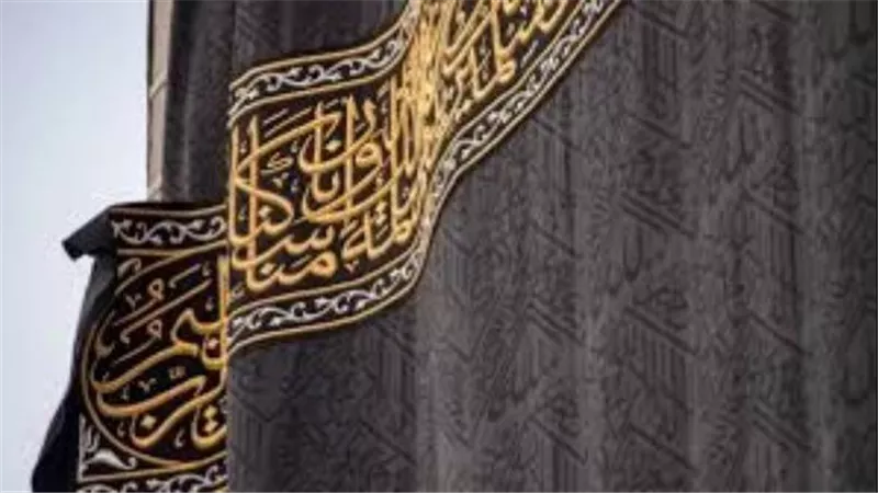  الفضائح تتوالى.. وثائق تكشف تسهيل وصول كسوة الكعبة إلى إبستين 