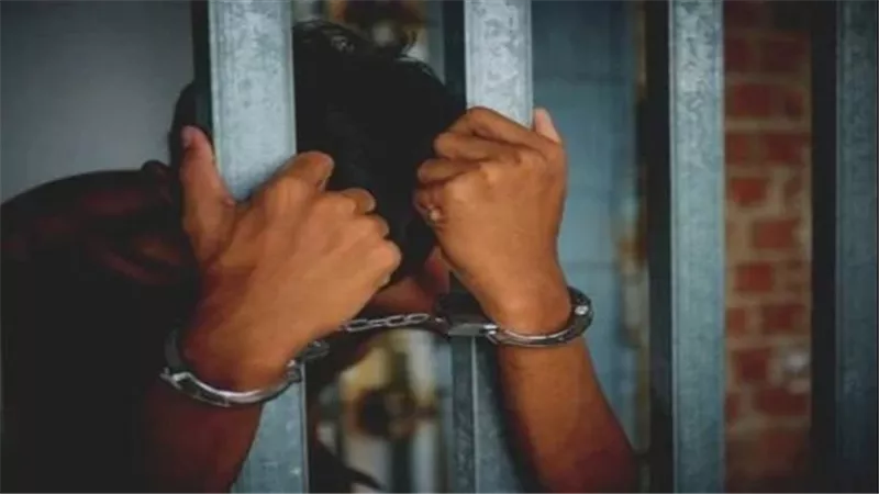 تفاصيل صادمة في اتهام عامل وزوجته بإشعال النيران في طفلته لشكهما في سلوكها