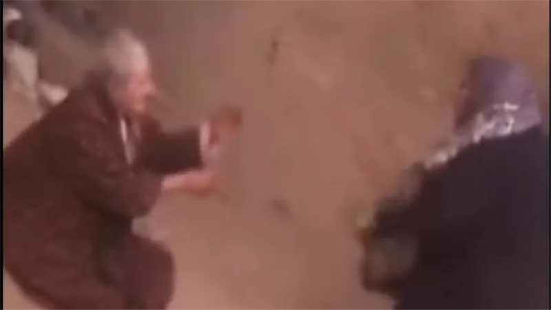 سحلتها في الشارع والأم سامحتها.. 15 عامًا من رعاية فوزية لوالدتها تنتهي بمأساة