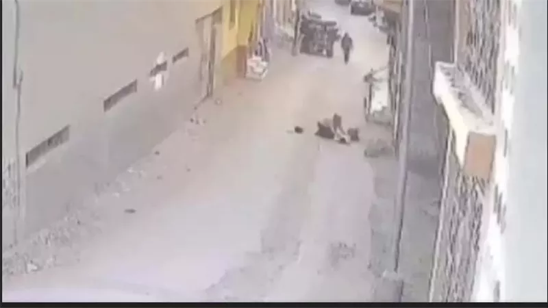 مشهد يحبس الأنفاس.. لحظة سقوط أسطوانة بوتجاز على أم وطفلتها بالغربية | فيديو 