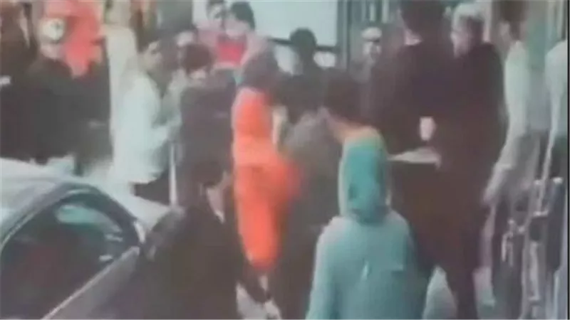 فيديو صادم يهز الشرقية.. اعتداء عنيف على سيدة في أبو كبير