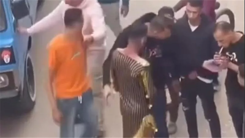 لبسوه ملابس نسائية.. اعترافات صادمة للمتهمين بالتعدي على شاب ببنها