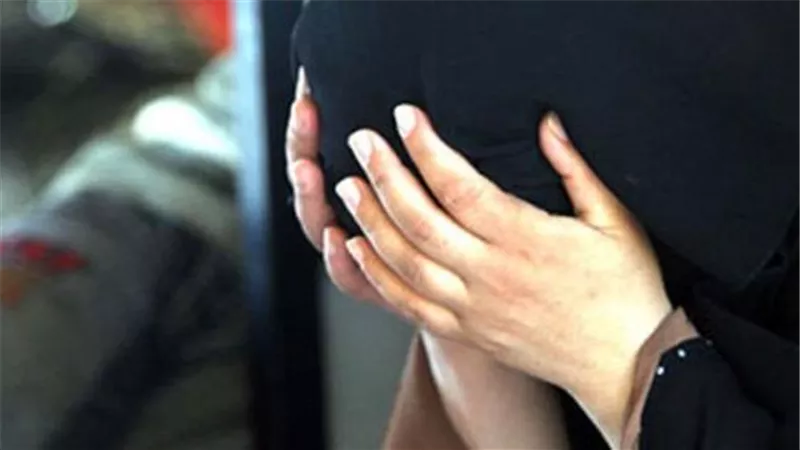 خلصوا عليه بشومة.. تفاصيل إحالة المتهمة بقتل طفلها بمساعدة زوجها بالإسكندرية للجنايات