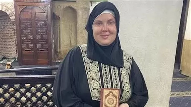 سائحة مجرية تشهر إسلامها في مسجد ابوالحجاج بالأقصر 