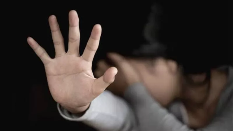 كانت تعاقبها بالحرق.. تفاصيل مأساوية في وفاة صغيرة على يد والدتها بالمنوفية