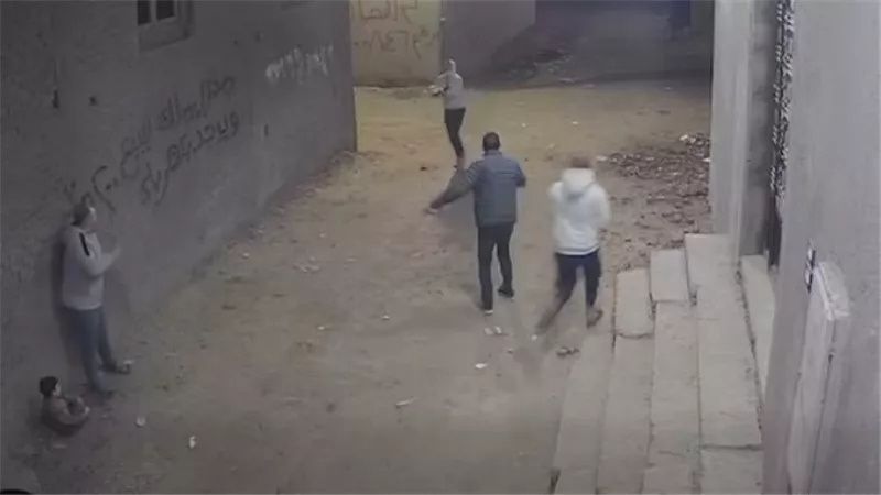 هجوم مسلح.. تفاصيل صادمة عن فيديو الاعتداء على أب ونجله في باسوس | شاهد