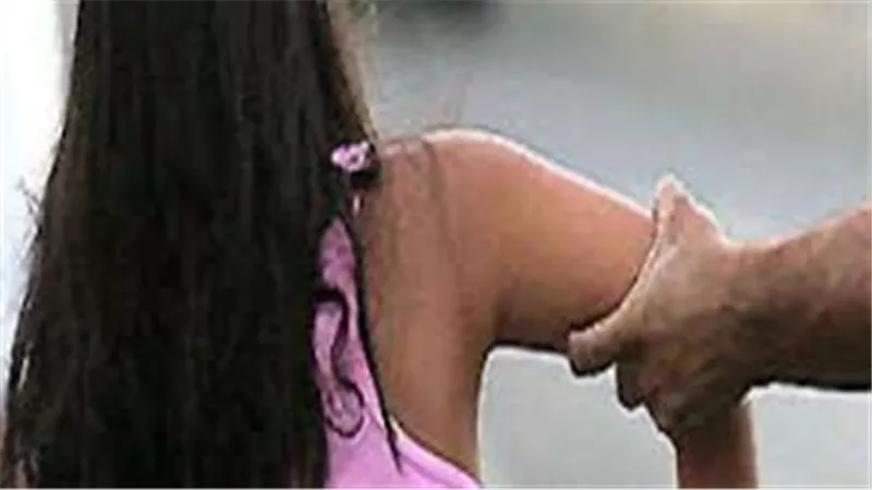 أنقذتها صرخة وبطولة أم.. كواليس استدراج طفلة الـ3 سنوات لسطح منزل بالشرقية
