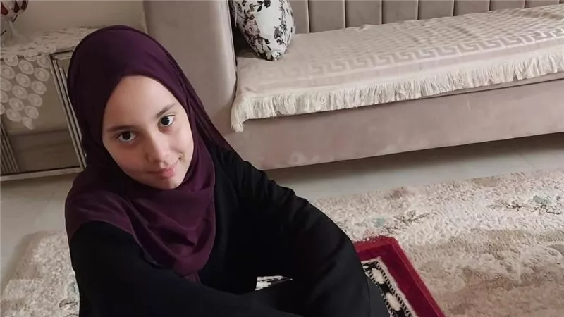 نفسي أعرف قبرها فين.. مأساة أم توفيت ابنتها بعدما حرمها والدها من الأنسولين 