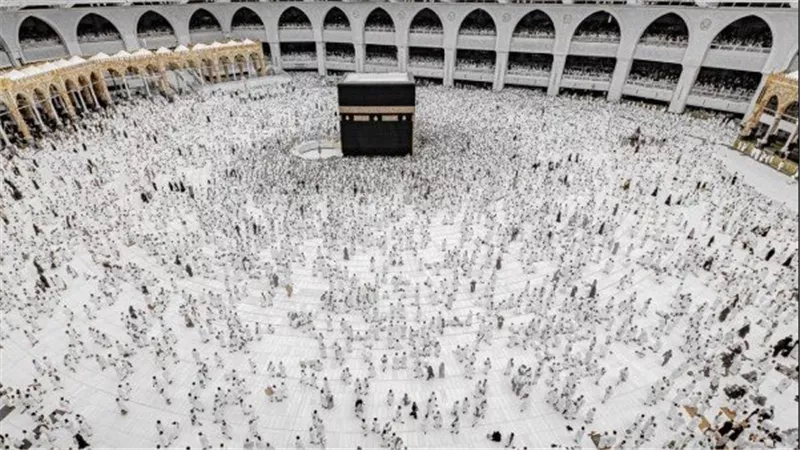  سر برودة رخام الكعبة.. كيف تبقى أرض الطواف باردة للحجاج في رمضان والصيف؟ 