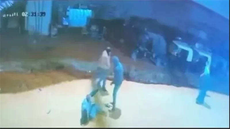فيديو صادم.. الاعتداء على مسن أسفل الطريق الدائري بالقليوبية
