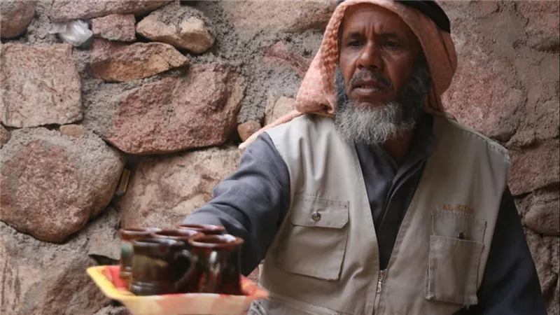 في حضرة الموت والجبال.. حكاية حكيم البادية الذي عاش للناس ورحل تاركا إرثا من الرحمة 