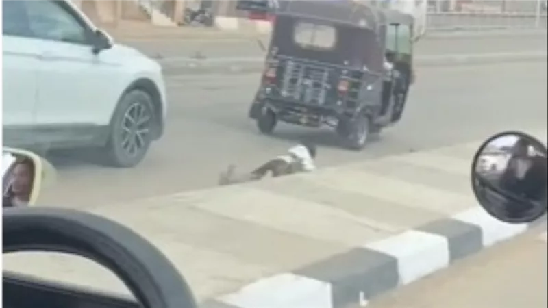  لقطات صادمة.. فيديو إلقاء طفل من توكتوك في الغربية يثير ضجة | شاهد
