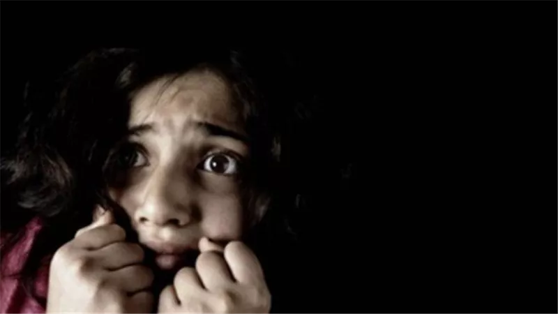  حضنها وقبلها..تفاصيل الحكم على صاحب محل بقالة تعدى على تلميذة بأسيوط 