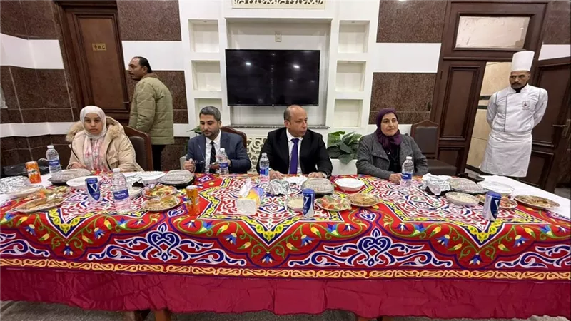 عميد طب قصر العيني يجدد تقليد الإفطار السنوي ويجمع أبناءه من الأطباء المقيمين في أجواء أسرية