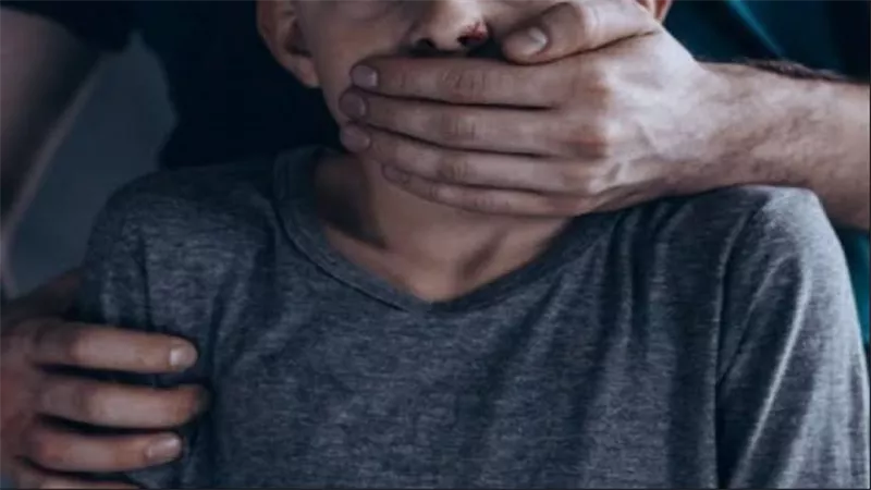 تفاصيل صادمة في اتهام عامل بهـ.ـتك عرض صغير أثناء لعبه أعلى سطح منزل بكرداسة 