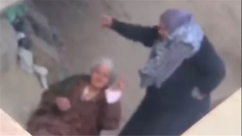  وسط الشارع.. تفاصيل القبض على المتهمة بضرب وسحل والدتها المسنة بالزقازيق 