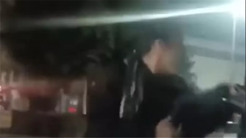 ادعى أنها زوجته.. تفاصيل مثيرة في مطاردة شاب لفتاة بسلاح أبيض