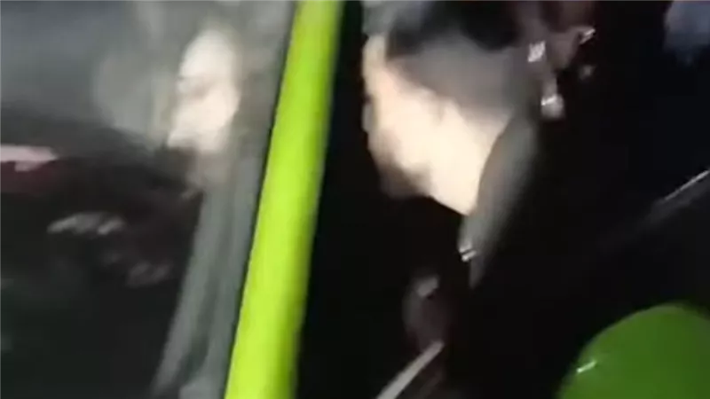  إشارات وألفاظ خارجة.. تفاصيل مشاجرة زوجة عصام صاصا مع أشخاص بالشارع 