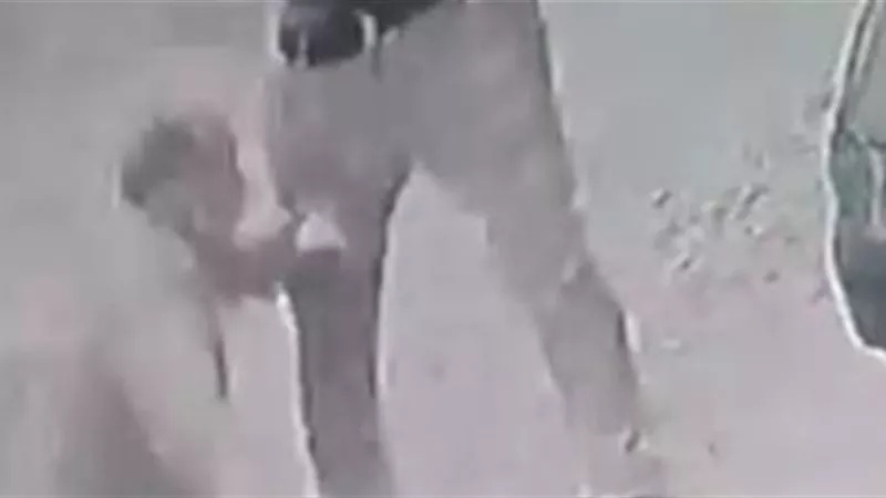 كان راجع من صلاة الفجر.. تفاصيل ضبط شاب اعتدى على مسن بعصا في المحلة