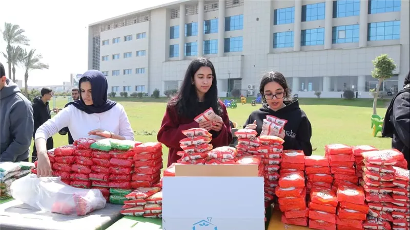 طلاب جامعة النيل يشاركون في تعبئة كراتين مواد غذائية لدعم الأسر الأولى بالرعاية ضمن مبادرة «ديارنا.. زاد وأمان»