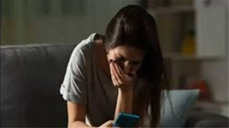 هددها بنشر صورها.. تفاصيل الحكم على طالب ابتز أخصائية تخاطب جنسيا عبر الهاتف