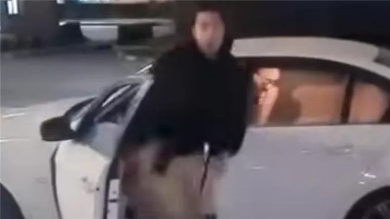 أنا مش متحرش أنا بعاكس.. جدل واسع حول فيديو شاب يضايق فتاة من داخل سيارته | فيديو
