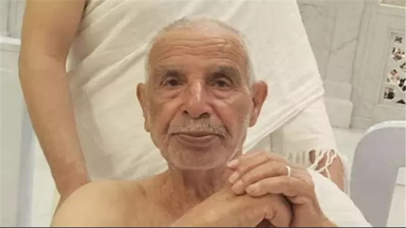 ادفنوني في مكة.. وفاة معتمر من كفر الشيخ بملابس الإحرام أثناء صلاة الظهر