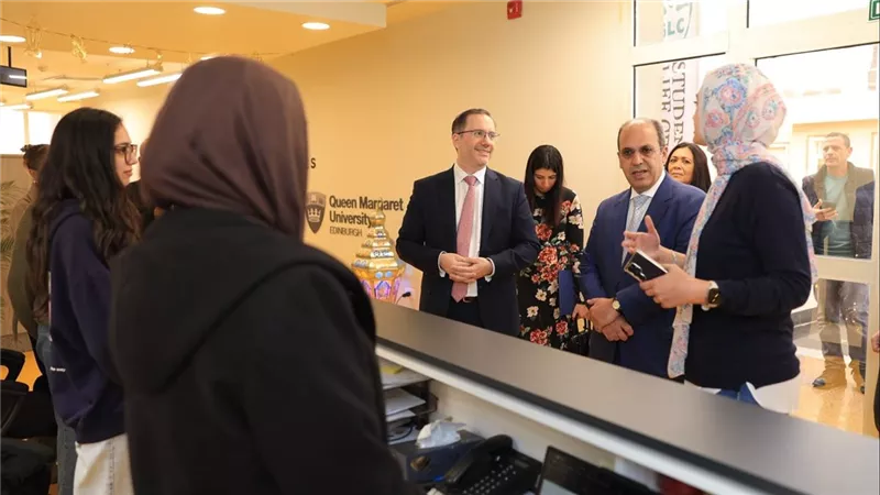 السفير البريطاني يزور الجامعة البريطانية ويشيد بالمستوى الأكاديمي والإنشائي المتميز بها (صور)