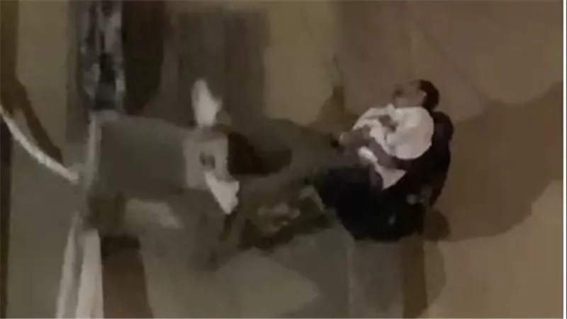 لقطات تخطف الأنفاس.. تفاصيل انقاذ شاب من الموت بالجيزة | فيديو 
