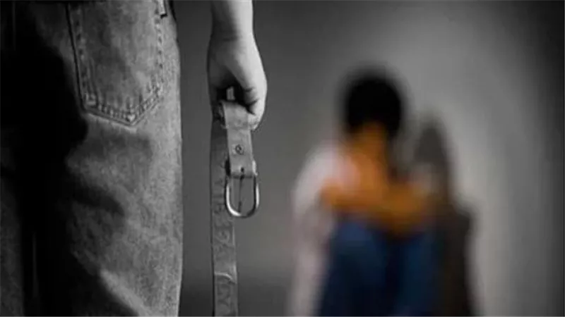  جريمة بشعة.. عامل يكبل ابنه ويحتجزه دون طعام بالوراق