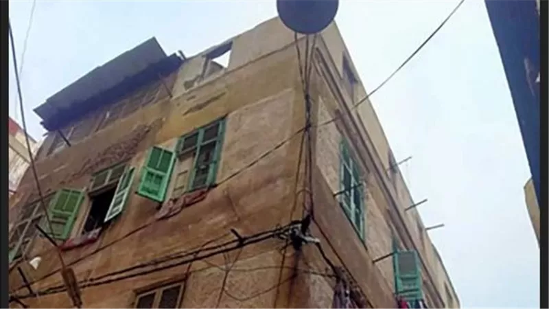 نجا الزوج والأطفال ورحلت الأم.. تفاصيل انهيار سقف عقار بسبب الأمطار بالإسكندرية