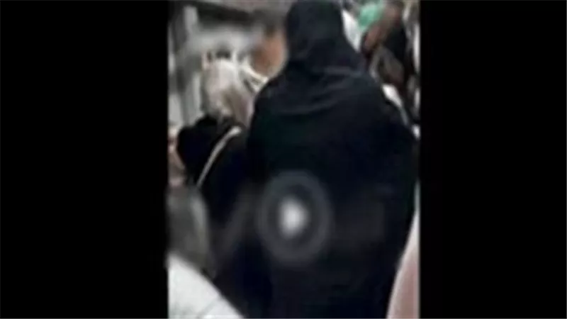 التفاصيل الكاملة لمشاجرة سيدات وشباب داخل مترو الأنفاق | فيديو