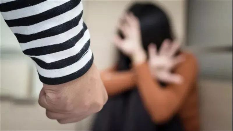 شك في سلوكها فمزق وجهها وجسدها.. تفاصيل صادمة في اعتداء شاب على زوجته بالمنيا 