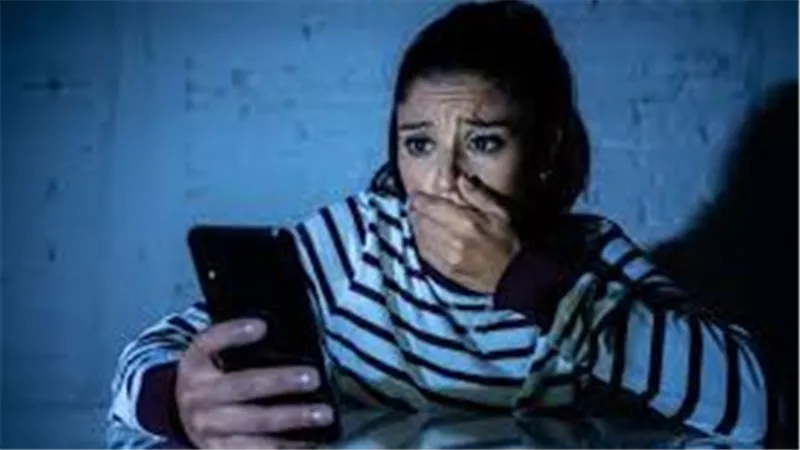 رسائل هاتفية.. فرنسية تتهم مندوب شحن شركة أرامكس بالتحرش بها
