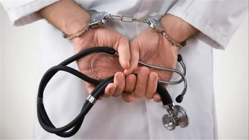 تسبب في وفاة مريض..التفاصيل الكاملة للحكم على طبيب متهم بالإهمال الطبي بكفر الشيخ