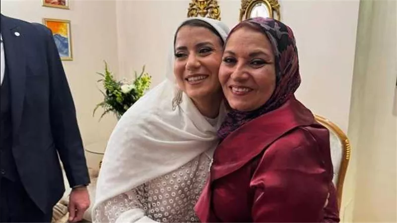 فستان لافت.. دينا ابنة هبة قطب تخطف الأنظار في حفل زفاف شقيقتها | شاهد 