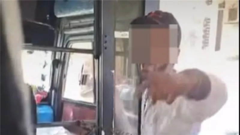بلطجة داخل أتوبيس نقل عام.. متسول يسب ويهدد سيدة بالقاهرة 