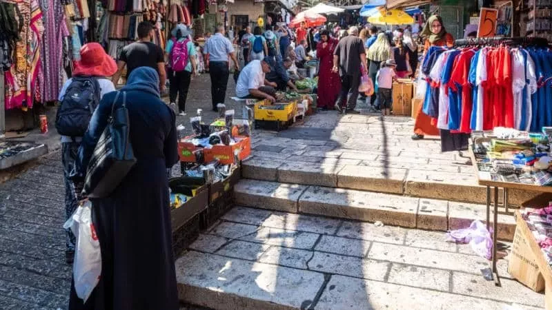 تجّار القدس يطالبون بعودة الحركة التجارية