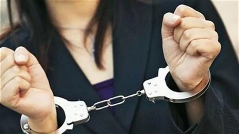 علاقة محرمة وتهديد بمقاطع خادشة.. تفاصيل الحكم على المتهمة بابتزاز طبيب في الإسكندرية