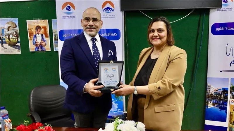فنان الكاريكاتير عمرو فهمي يفتتح معرض الكوميكس الأول لكلية إعلام جامعة 6 أكتوبر